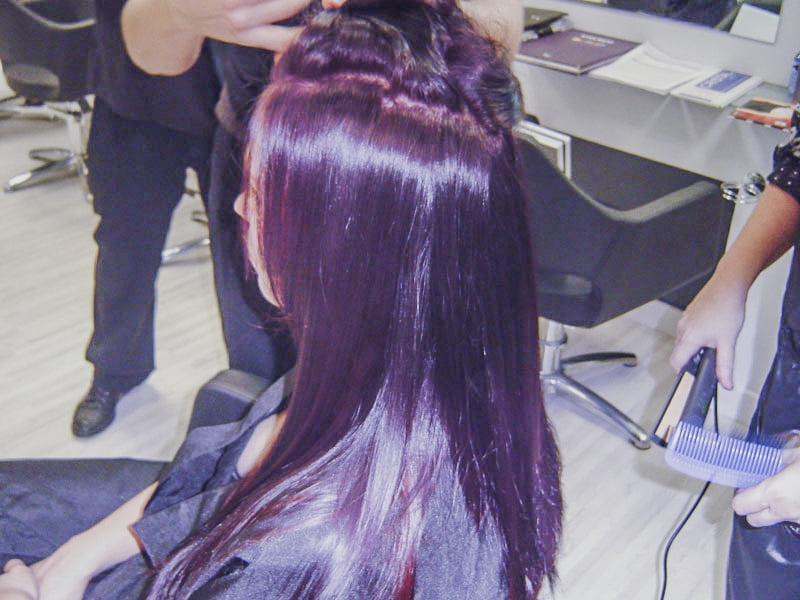 Curso básico de peluquería, aplicando coloración capilar.