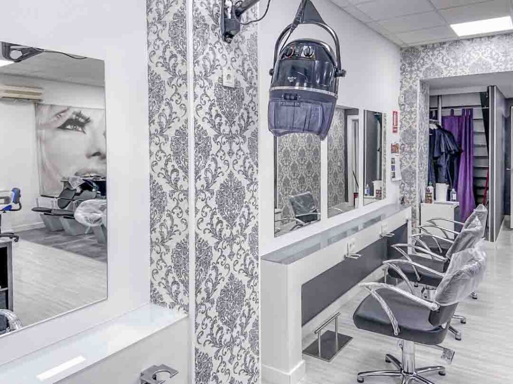 Fotografías de las nuevas instalaciones de la Escuela Domeka Vera. Zona de peluquería con espejos.