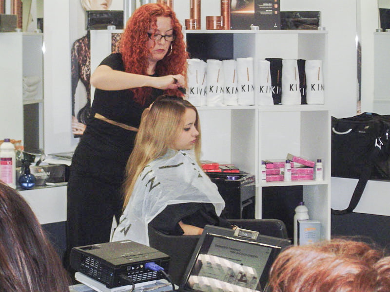 Curso básico de peluquería, realizando peinados.