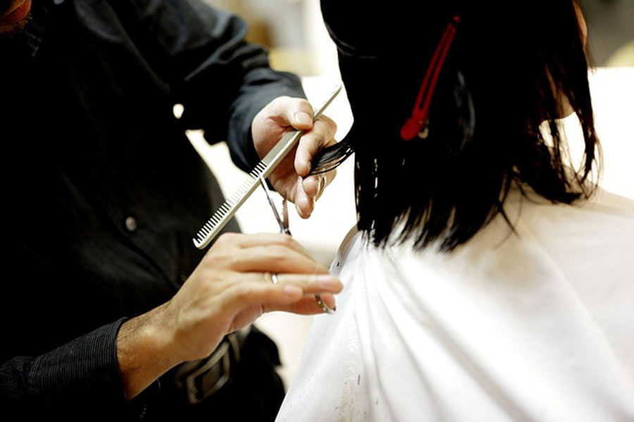 Curso de corte. Demostración de corte de cabello.