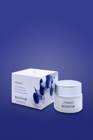 Crema para Pieles secas FITOALOE de Belnatur. Es una crema hidronutritiva para pieles secas deshidratadas que ayuda a prevenir el envejecimiento cutáneo. Presentación: tarro de 50 ml Principios activos: Extracto de Pensamiento salvaje, Ácido Hialurónico, Betaína, Aceites de Jojoba y Aguacate, Aloe Vera y Protección solar. Modo de empleo: Aplicar sobre la piel limpia de la cara, el cuello y el escote con un suave masaje, una o dos veces al día.